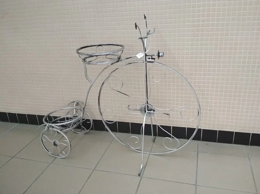 Kovový stojan na květiny- kolo střední stříbrná patina
