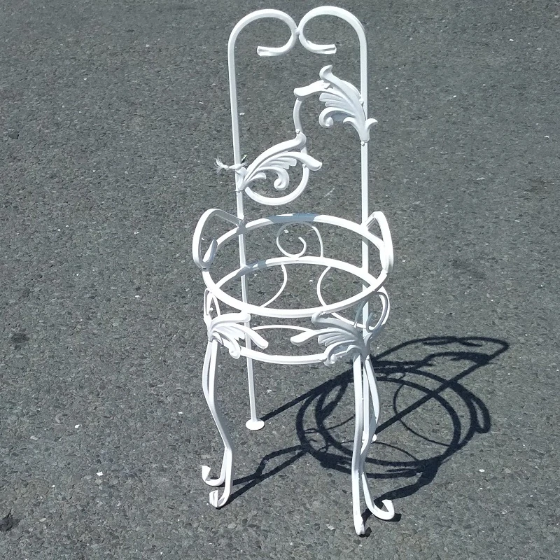 Kovový stojan na květinu židle bílá