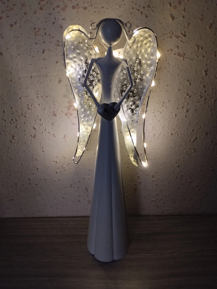 Kovový anděl s LED svítícími křídly se srdcem bílý - 55 cm