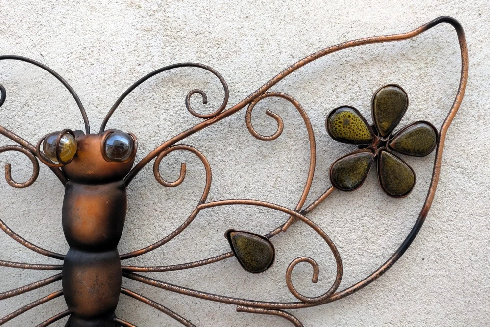 Motýl kov s kamínky střední