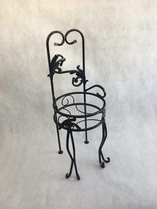 Kovový stojan na květinu židle černá