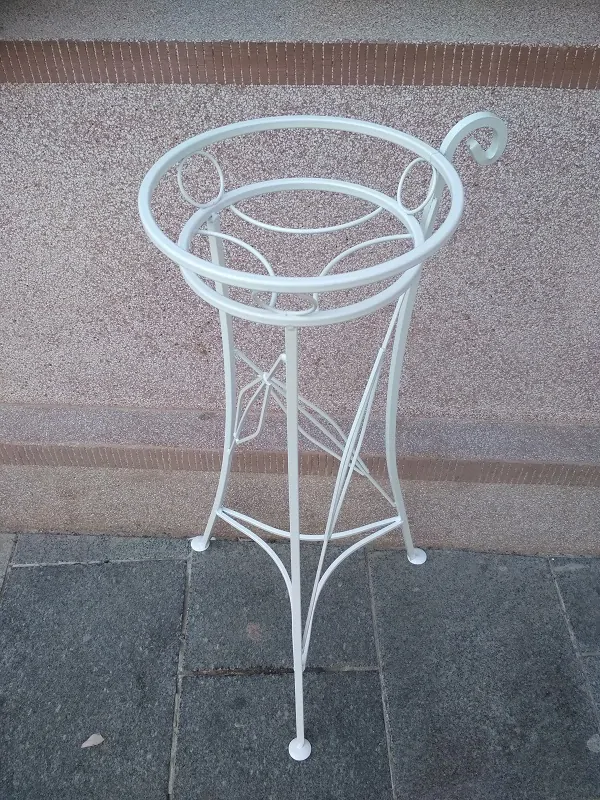 Kovový stojan na jeden květináč bílý s ouškem