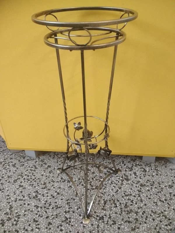 Kovový stojan na jeden květináč zlatá patina