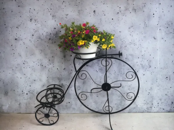 Kovový stojan na květiny- kolo střední černý