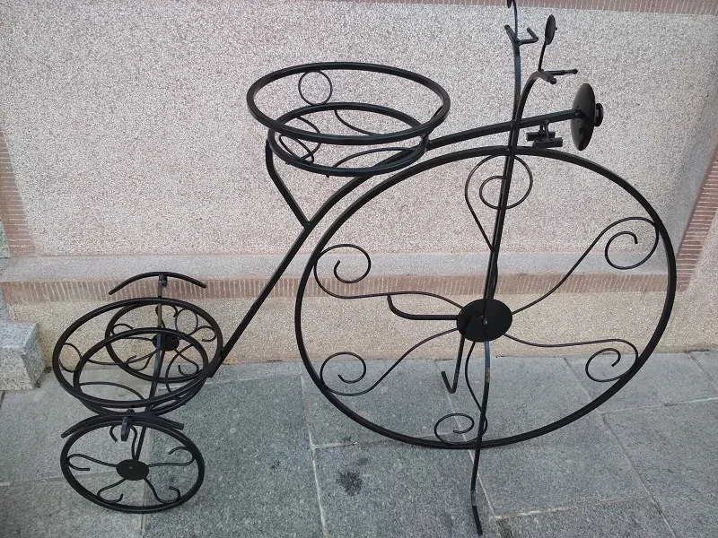 Kovový stojan na květiny- kolo střední černý