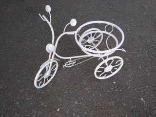 Kovový stojan na květiny- kolo m. bílé