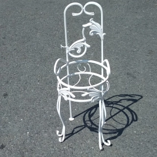 Kovový stojan na květinu židle bílá