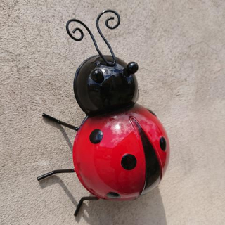 Beruška kovová na zeď