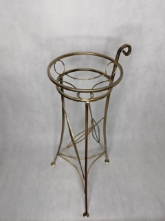 Kovový stojan na jeden květináč zlatá patina s ouškem